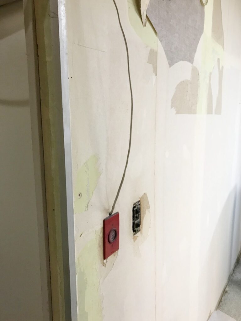 室内のｸﾛｽを剥離しています。