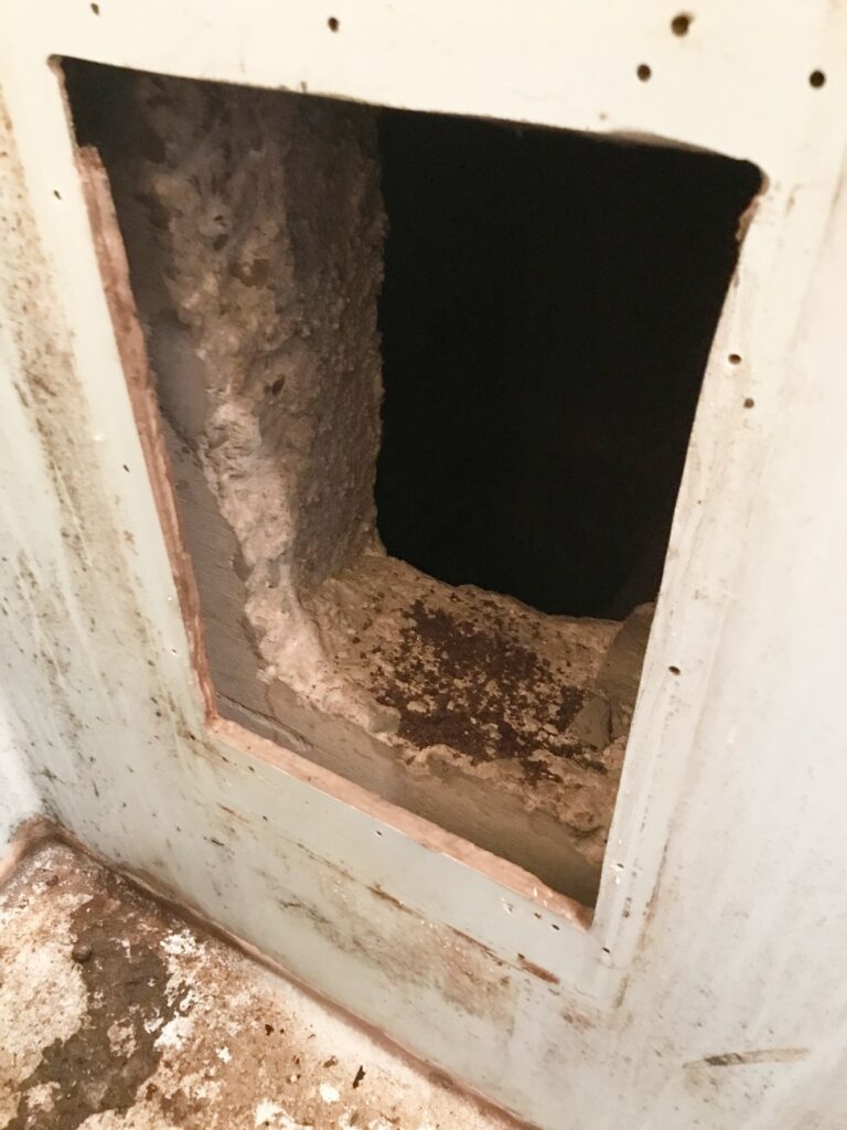 給排気の為の穴が開いています。