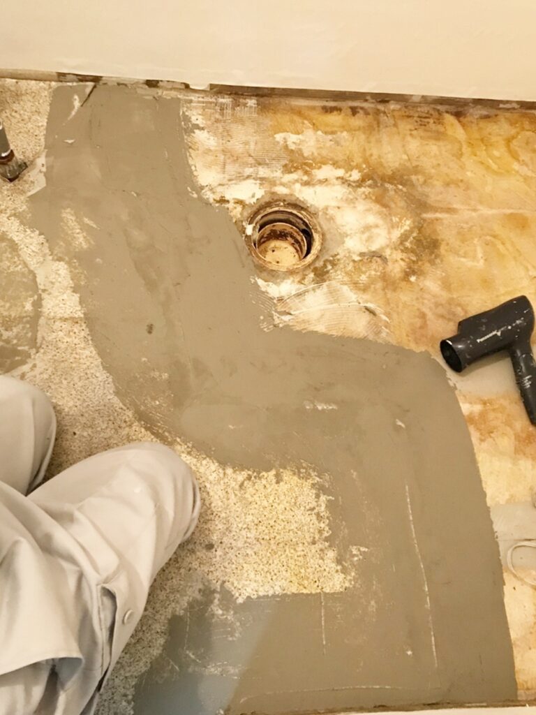 床の下地を補修しています。