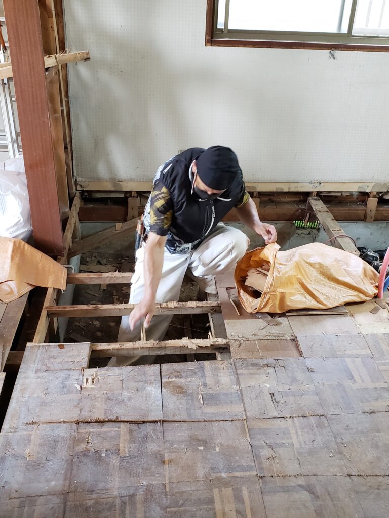 ｷｯﾁﾝ床解体中。