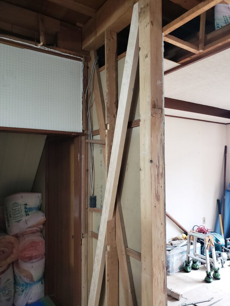 筋交いを入れ、壁の補強をしました。