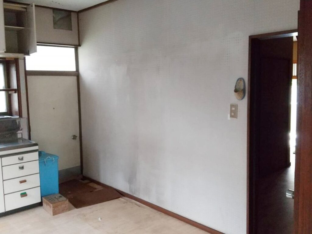 ｸﾛｽの汚れや床の剥がれなどがありました。