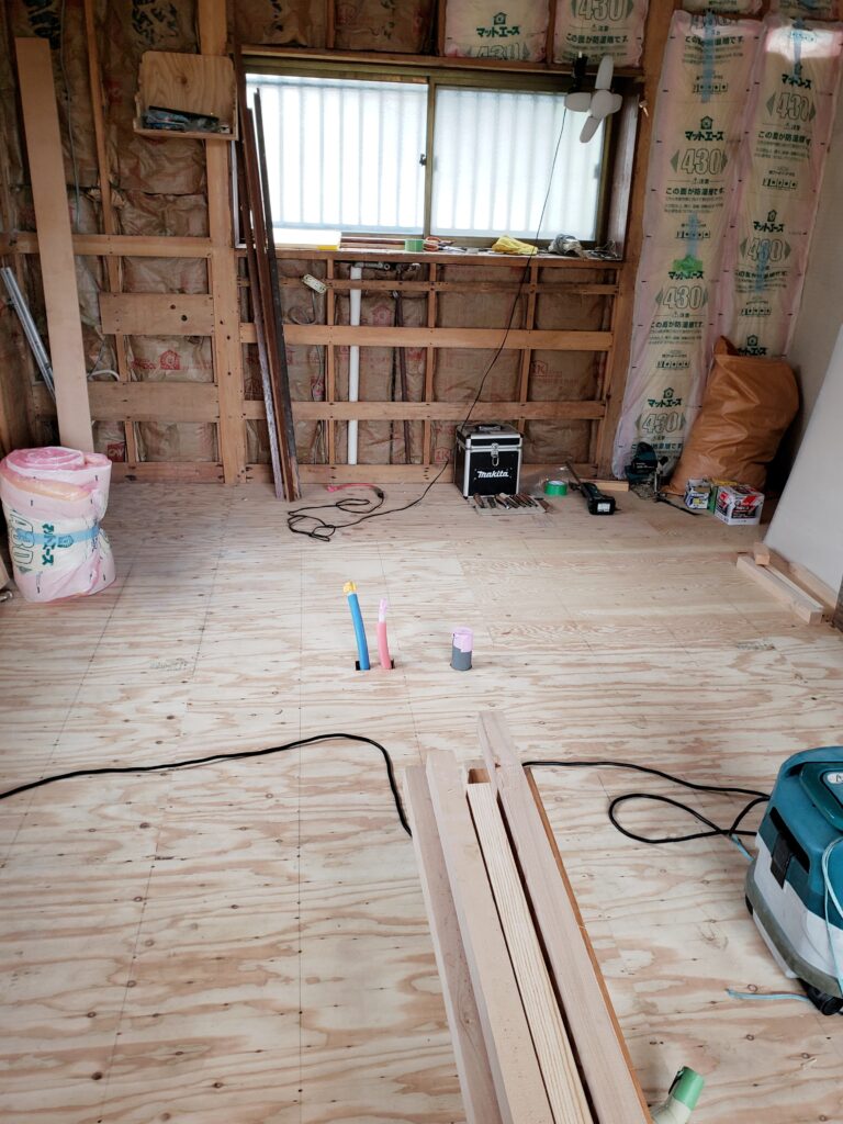 ｷｯﾁﾝ床下地施工中。