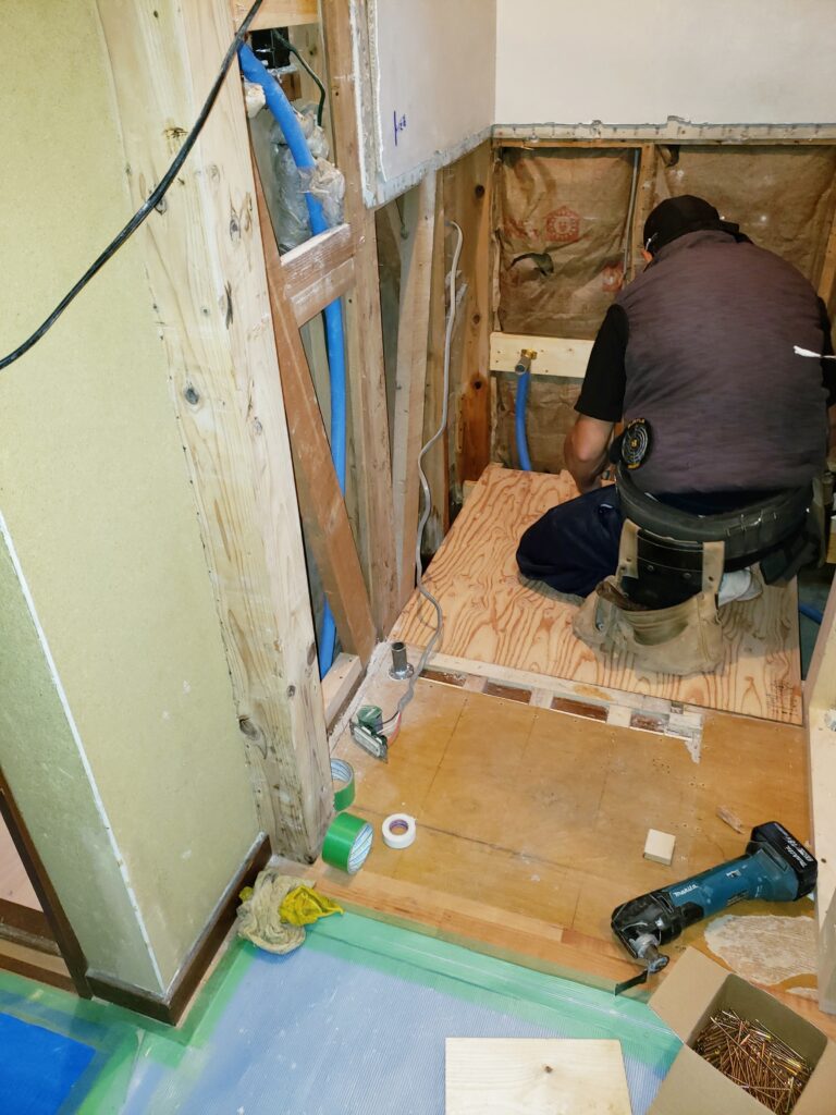 ﾄｲﾚ床下地施工中。