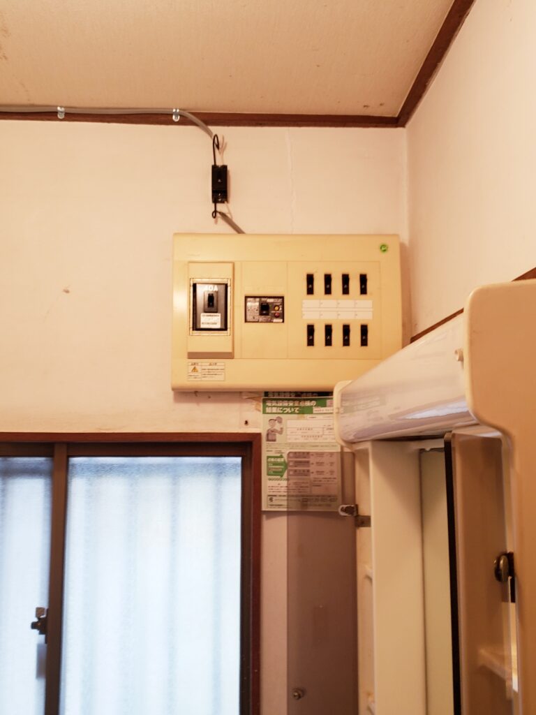 洗面所の分電盤。古い分電盤は漏電の危険性もあります。