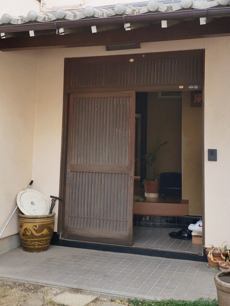玄関ﾄﾞｱは木製の引戸。重いため、開閉が大変でした。