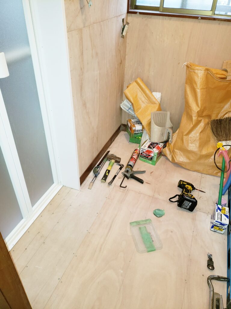 洗面所下地施工完了。