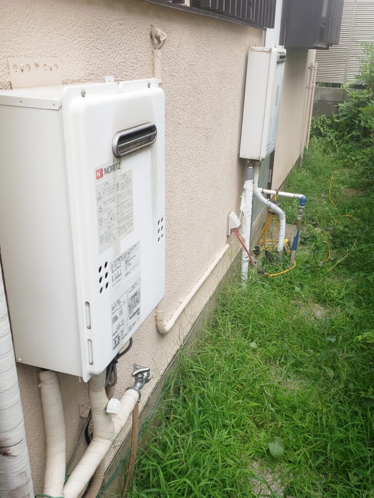給湯器を交換します。