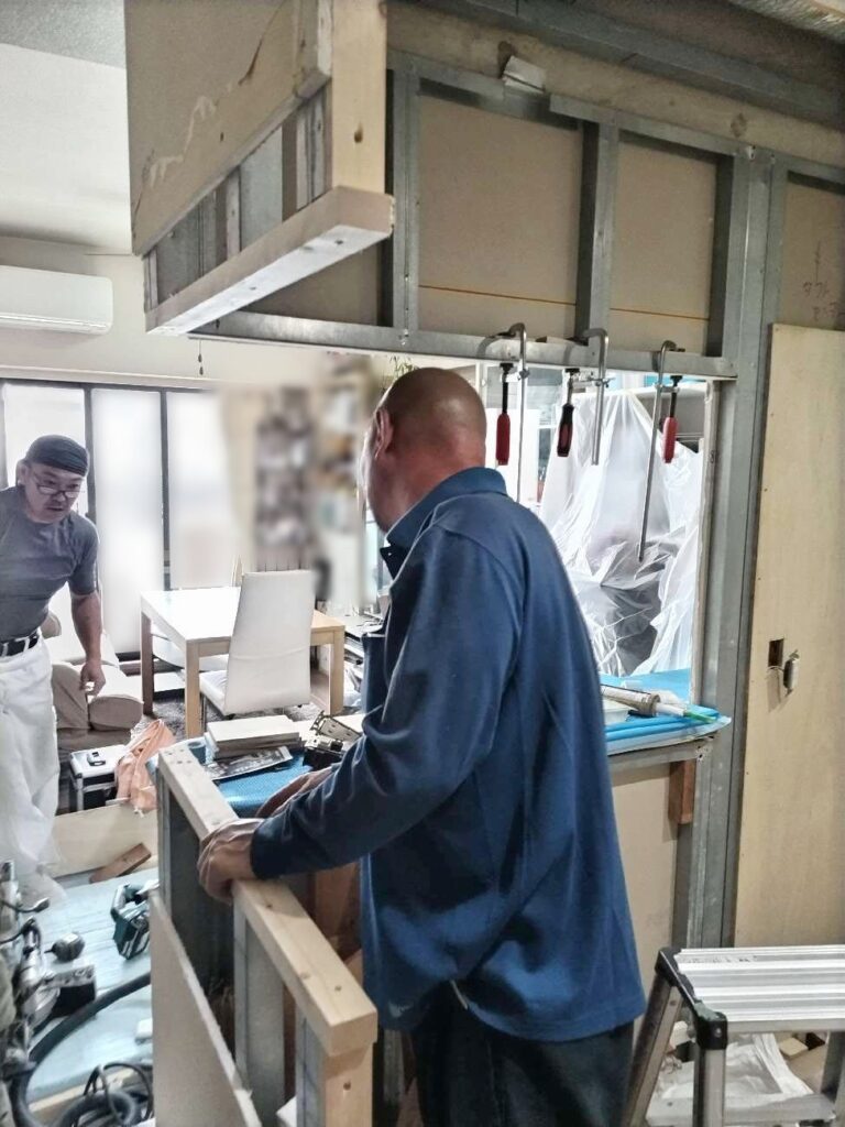 袖壁内の鉄骨を切断し、一部を解体しました。