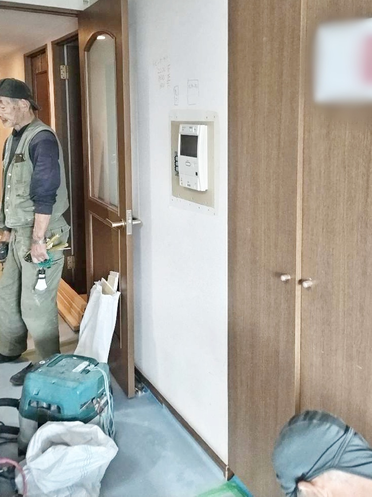 袖壁についていたｲﾝﾀｰﾎﾝを反対側の壁に移設しました。