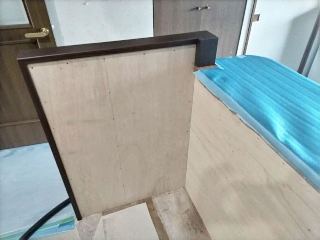 袖壁の内側に下地を作成しました。