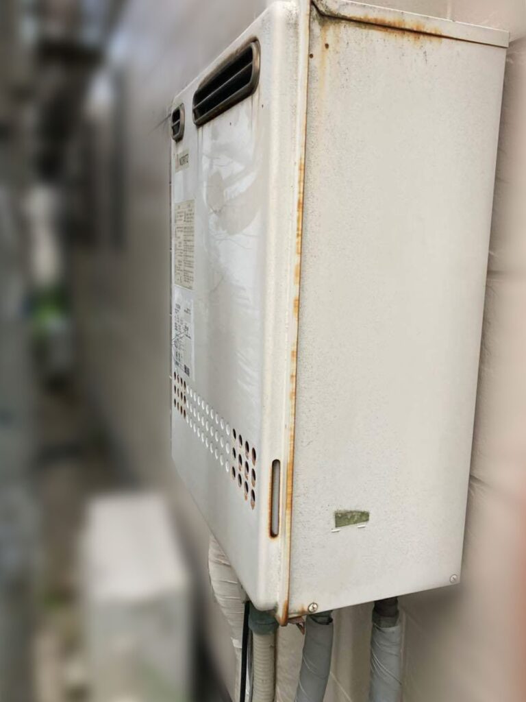 給湯器はだいぶ年数が経っているので、交換します。