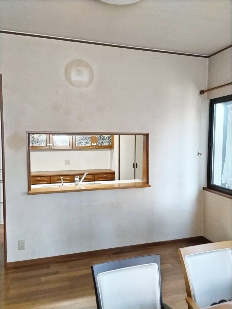 ﾘﾋﾞﾝｸﾞ側から見たｷｯﾁﾝ。開口部を大きくします。