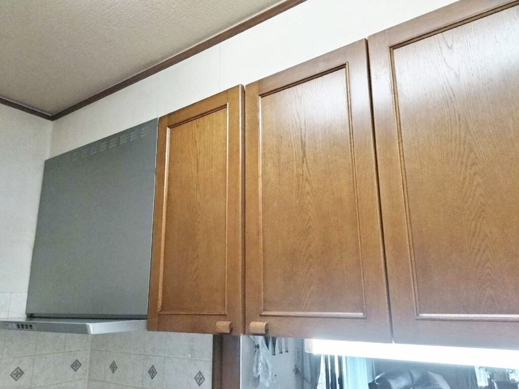 吊戸は使いづらいので撤去。その分、開口を大きくします。