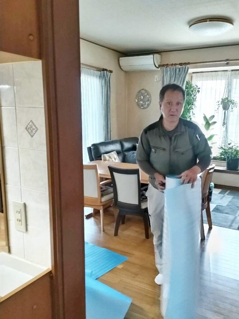 吉田大工さん。養生をしています。