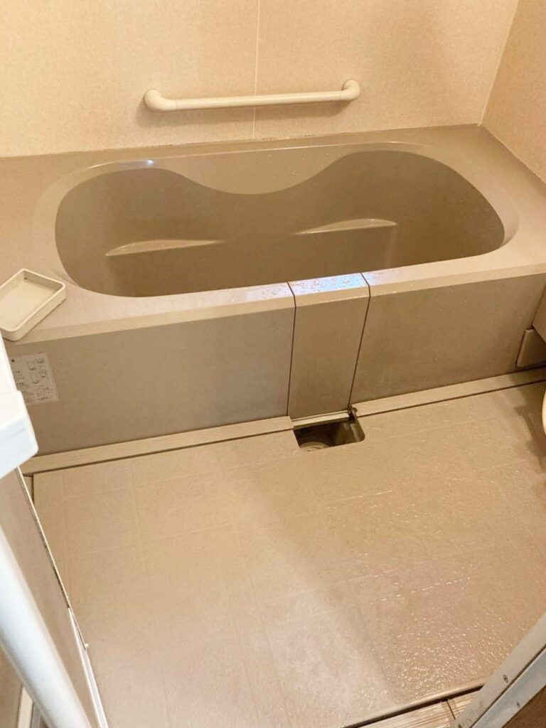 浴室の浴槽はまたぎが高く、入浴しづらい印象です。