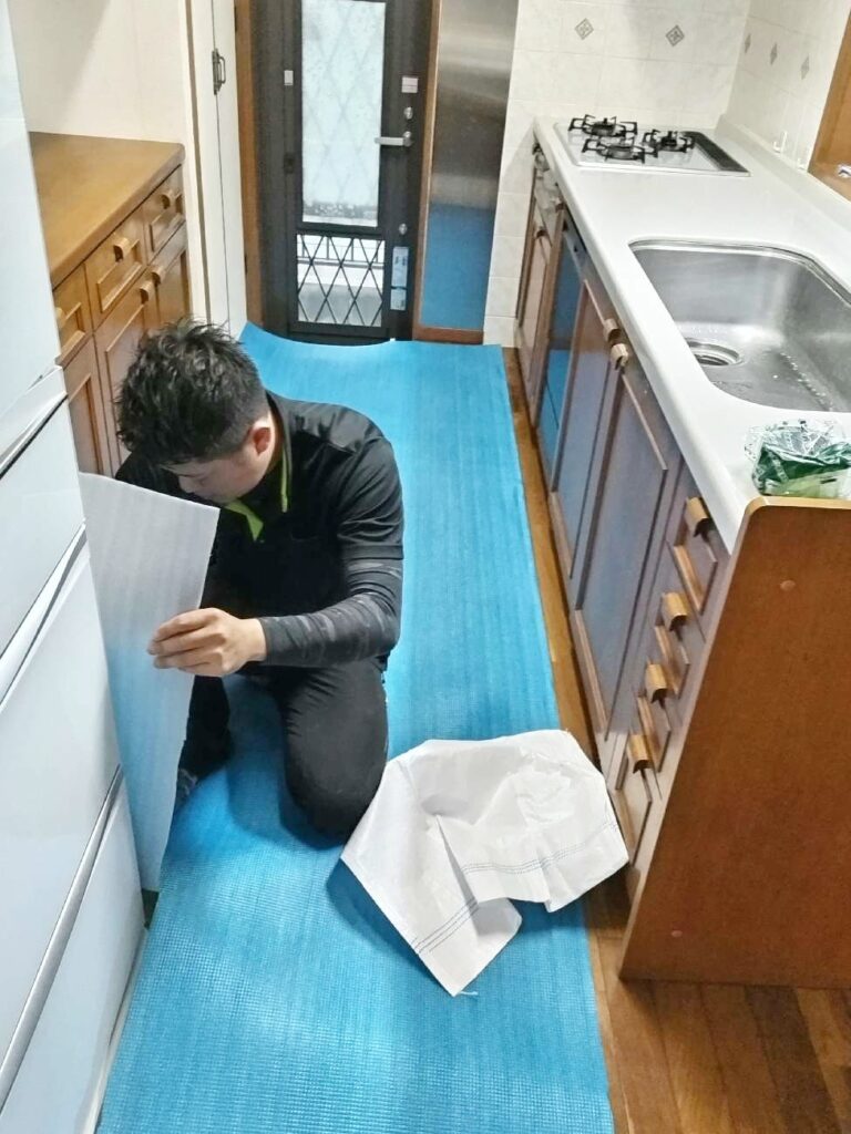 隙間も丁寧に養生します。