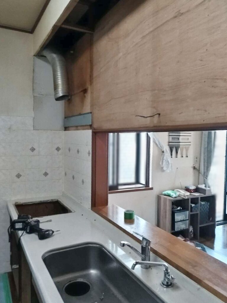 吊戸棚・ﾚﾝｼﾞﾌｰﾄﾞを撤去。