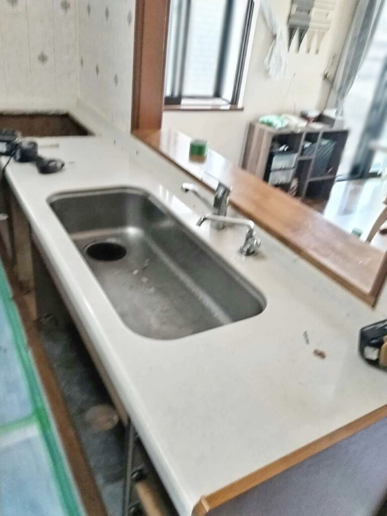 下台を解体しています。