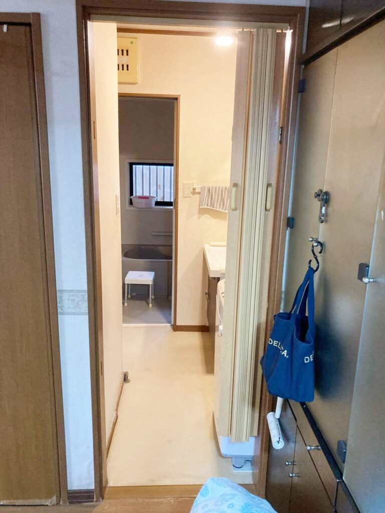 洗面所入り口。向かって左側の壁を収納にします。