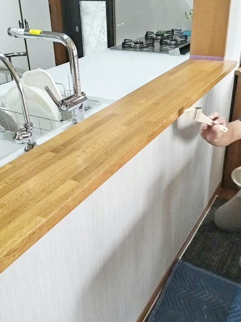 ｶｳﾝﾀｰはﾀﾞｲﾉｯｸｼｰﾄを貼ります。ﾌﾟﾗｲﾏｰ(下塗り材)施工中。