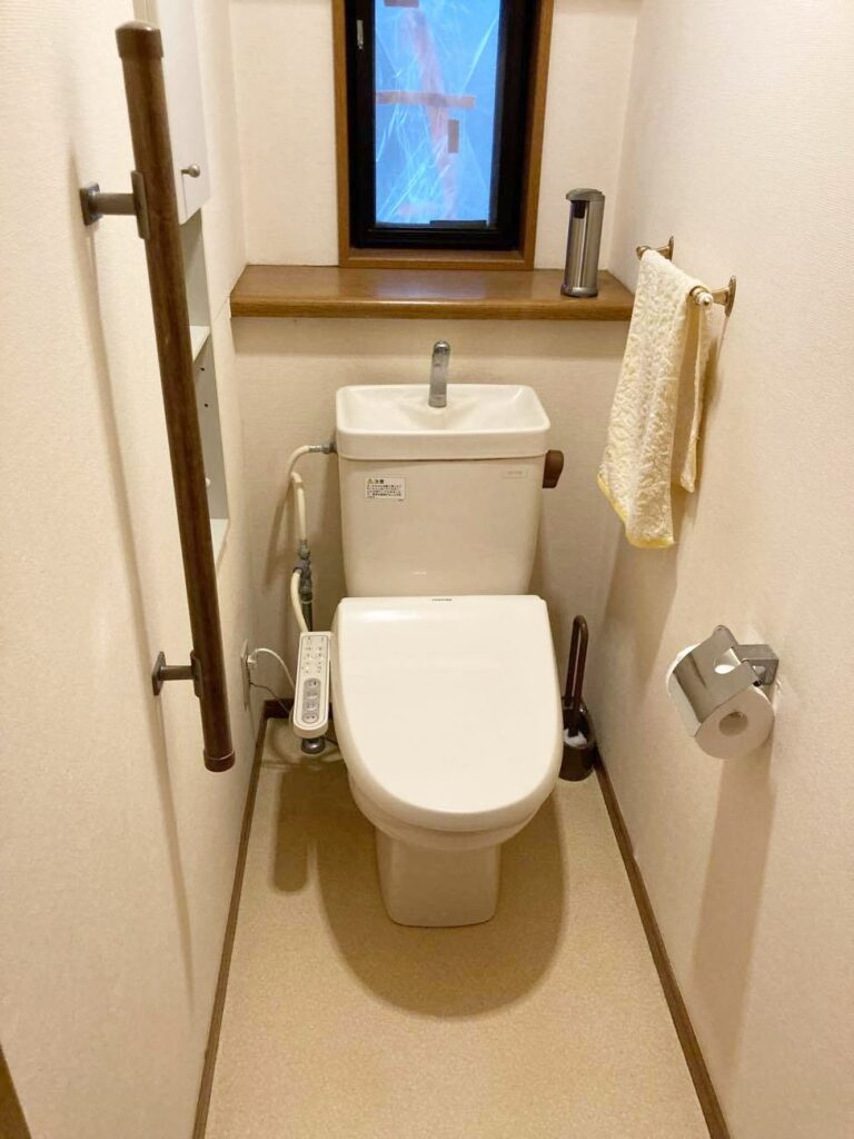 1Fﾄｲﾚ。ﾀﾝｸの両脇が狭く、お掃除が大変でした。