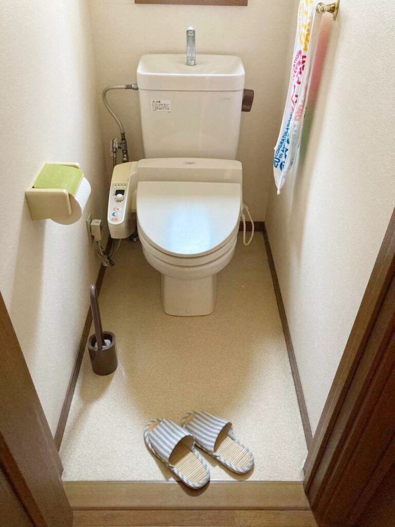 2Fﾄｲﾚ。袖ﾘﾓｺﾝなので、少し窮屈な印象です。