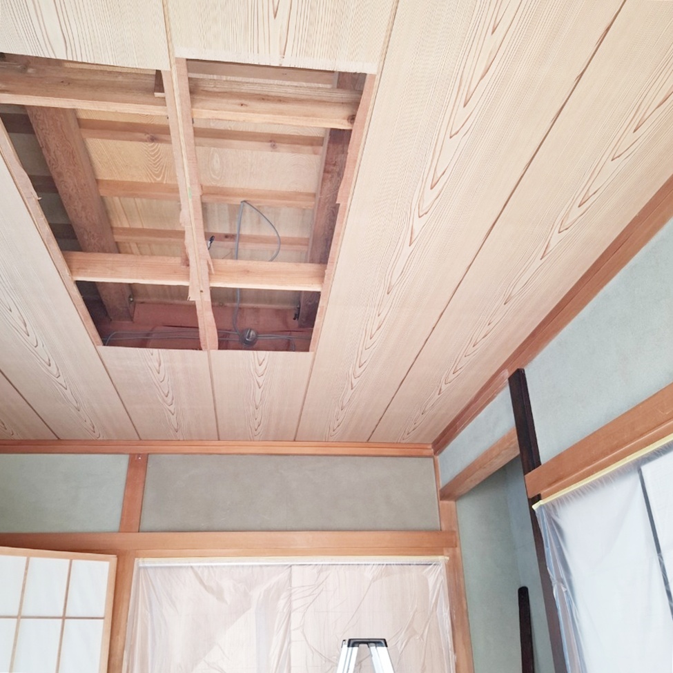 天井の点検をします。