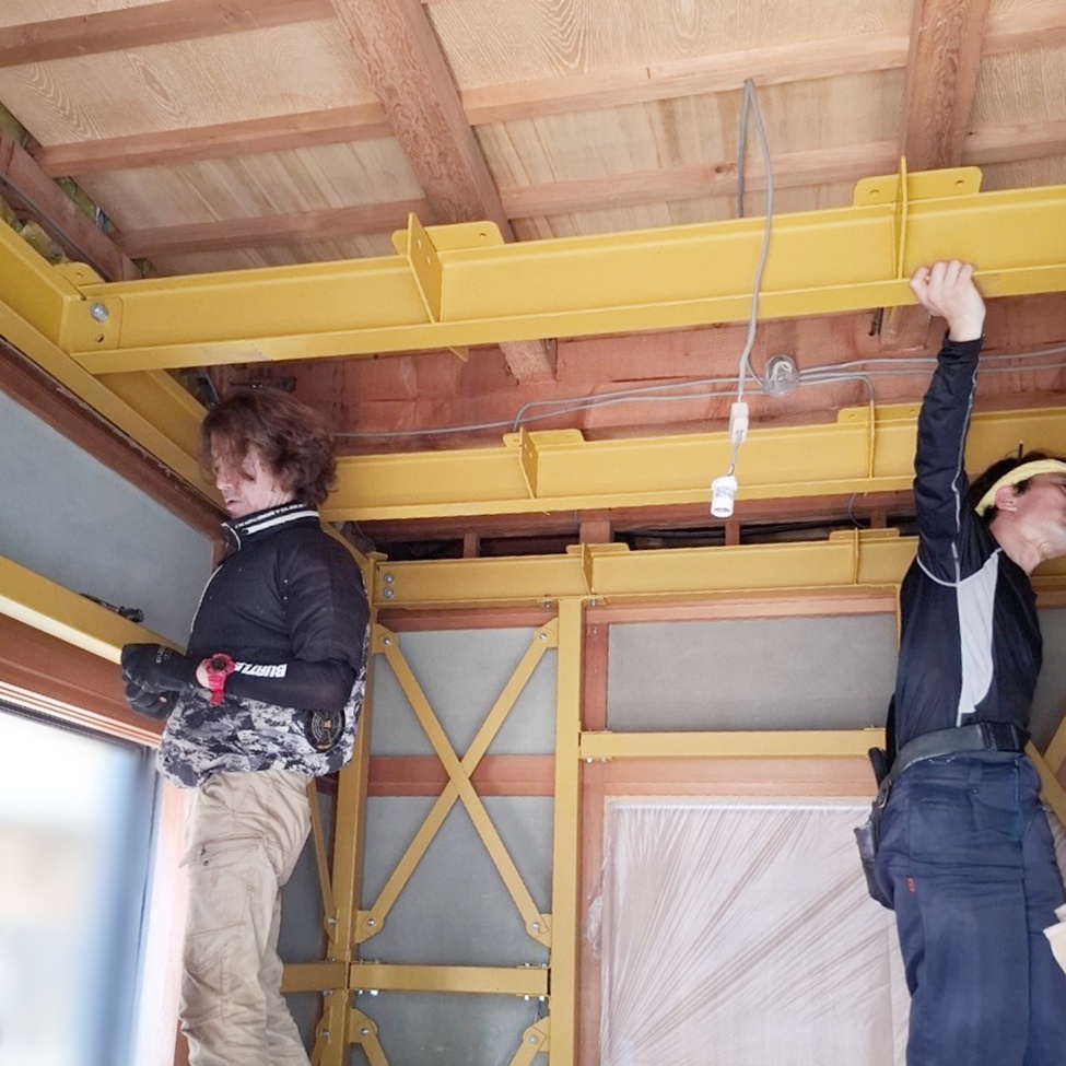 天井に鉄骨を組んでいきます。