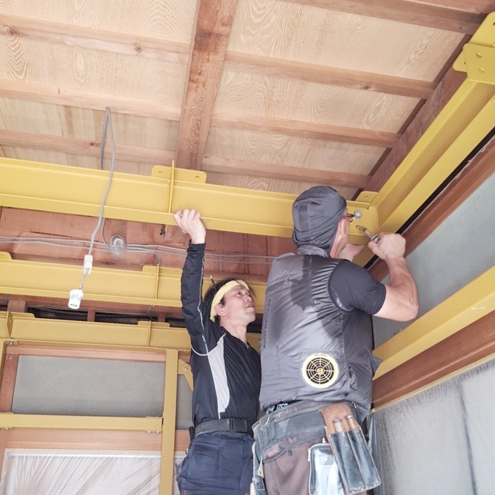 天井に鉄骨を組んでいきます。