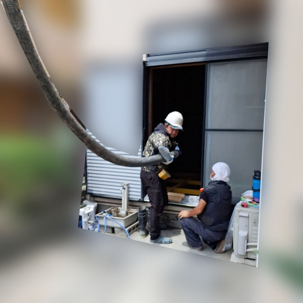 ｺﾝｸﾘｰﾄを床に流しています。