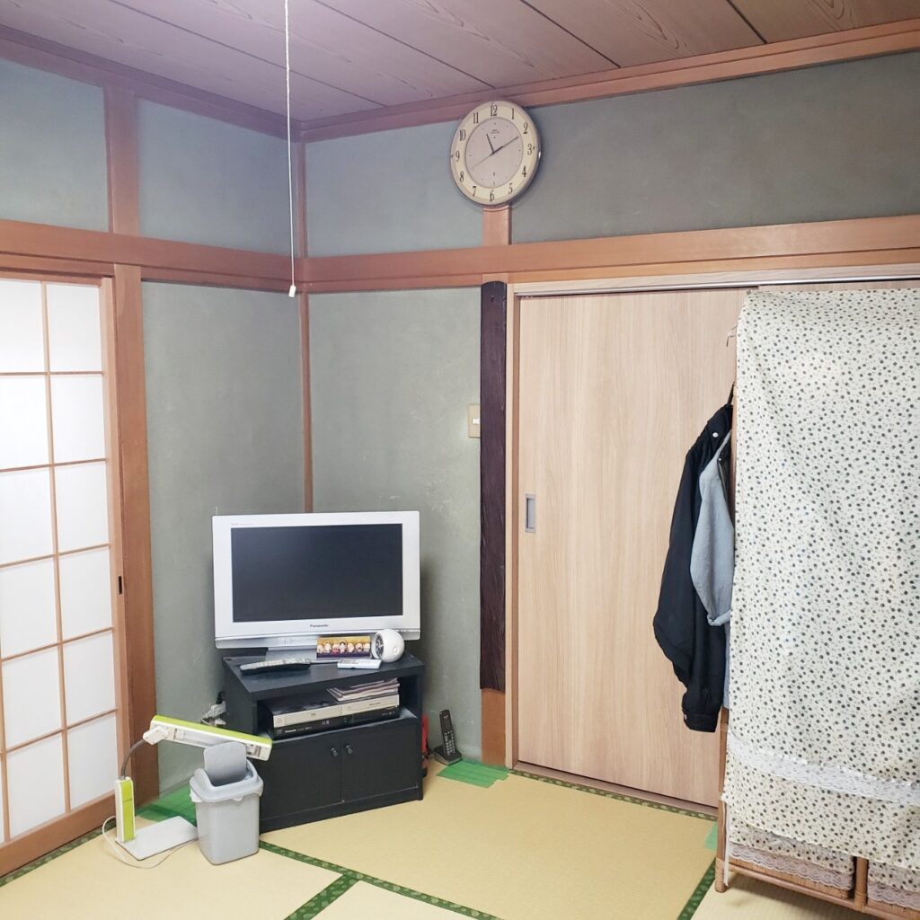 住みながら床・壁・天井を解体しｼｪﾙﾀｰとなる鉄骨を組み込んでいきます。