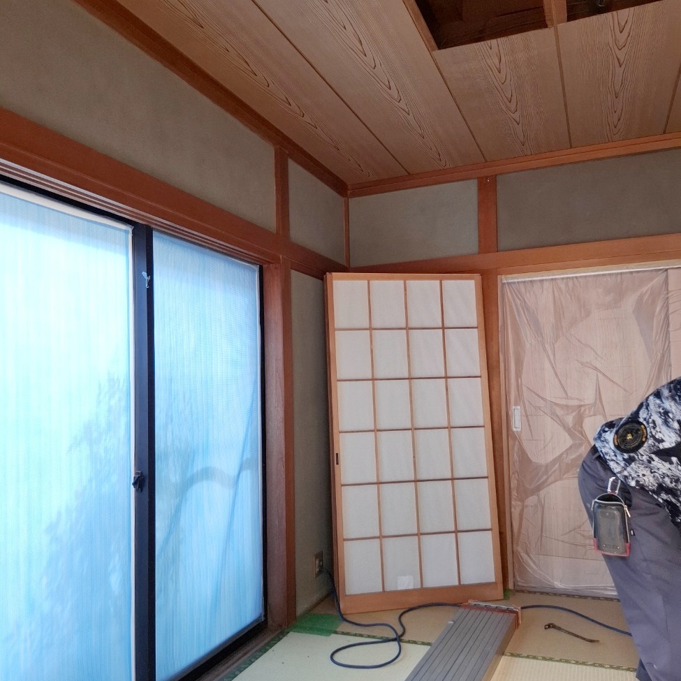 壁・床・天井を解体します。