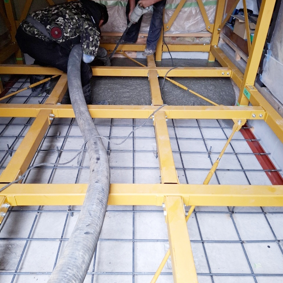 ｺﾝｸﾘｰﾄを床に流しています。