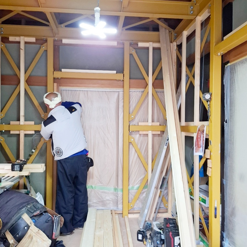 鉄骨の内側に部屋を作るため、下地を作成しています。