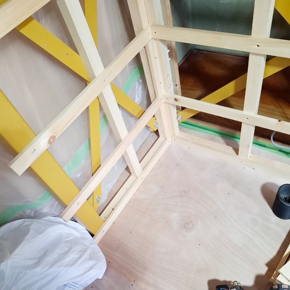 床の下地を作成しています。