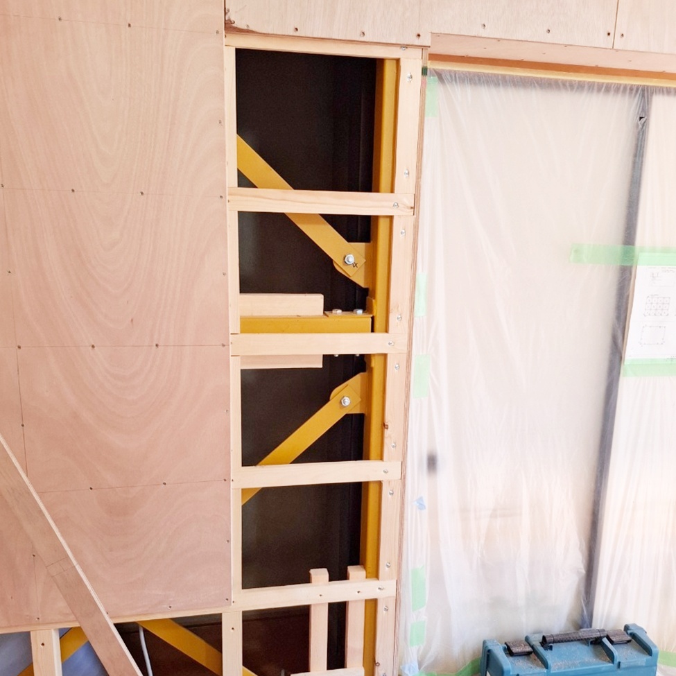 壁の下地を作成しています。