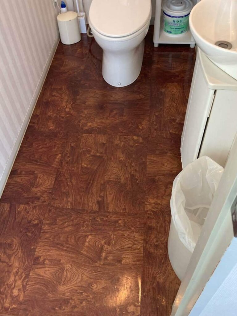 床のﾌﾛｱﾀｲﾙを貼り替えます。