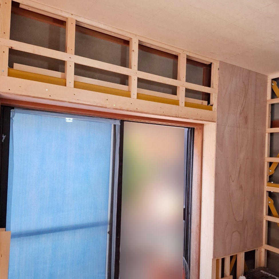 壁の下地を作成しています。