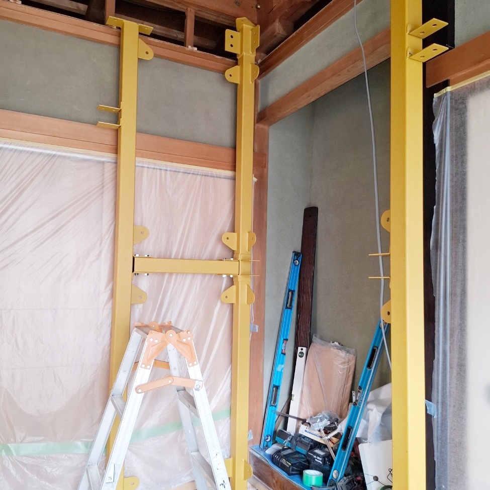 壁に鉄骨を組んでいきます。