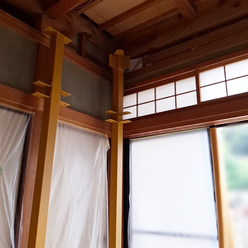 壁に鉄骨を組んでいきます。