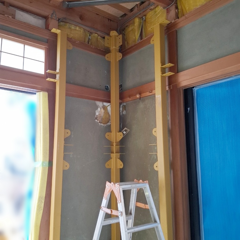 壁に鉄骨を組んでいきます。