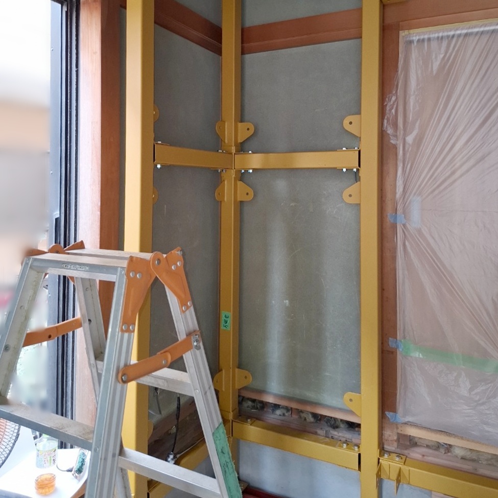 壁に鉄骨を組んでいきます。