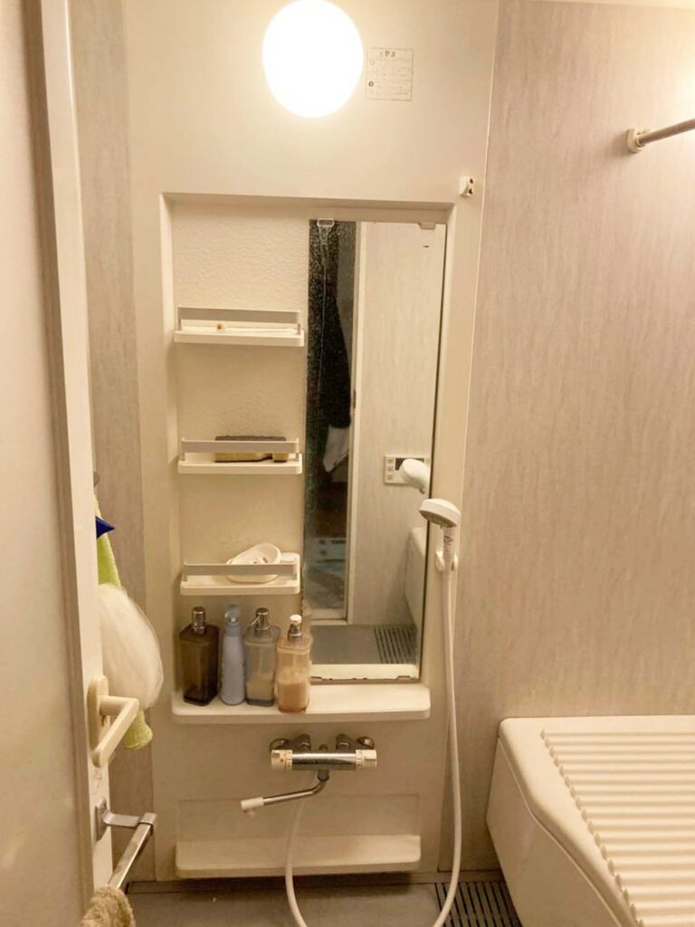 鏡には落ち切らない水垢が付着していました。