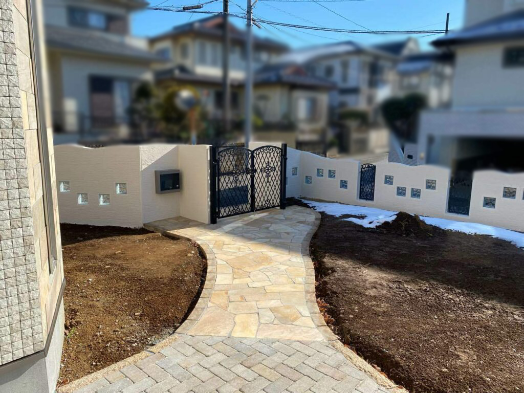 家に続くメインの通路です。