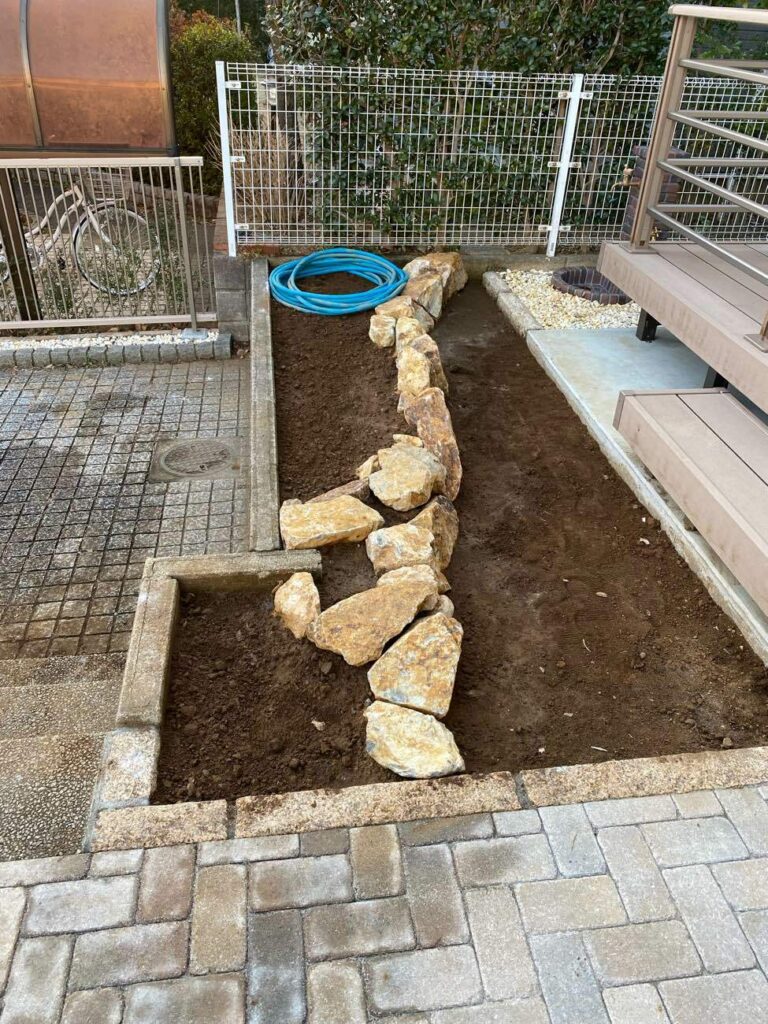 バルコニー前も石を積んでいきます。