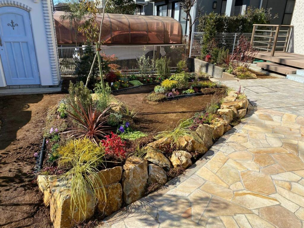 花壇部分に植物を植えていきます。	