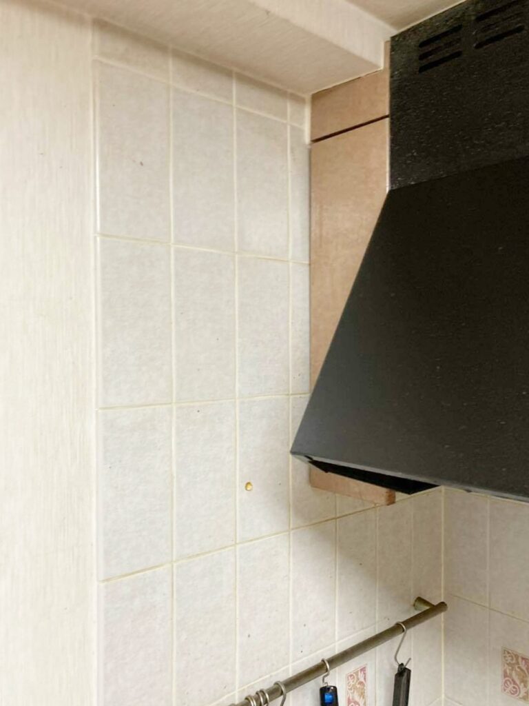 壁はﾀｲﾙ貼りで目地の部分が汚れています。