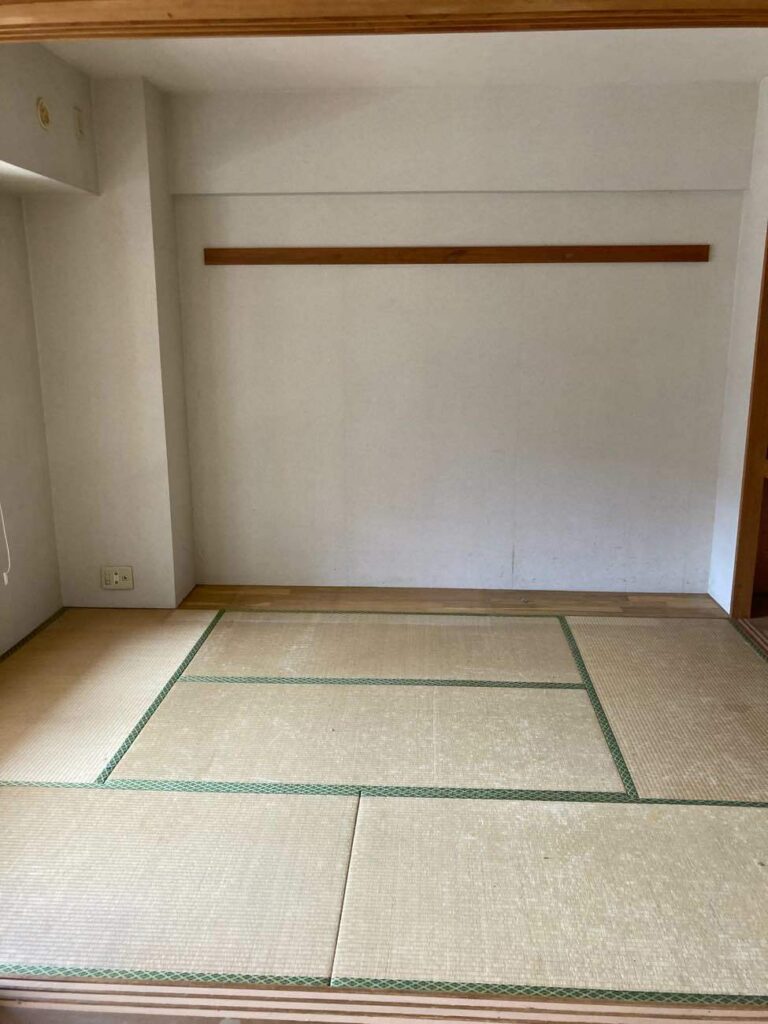 正面のタンス置き場には収納を造作します。