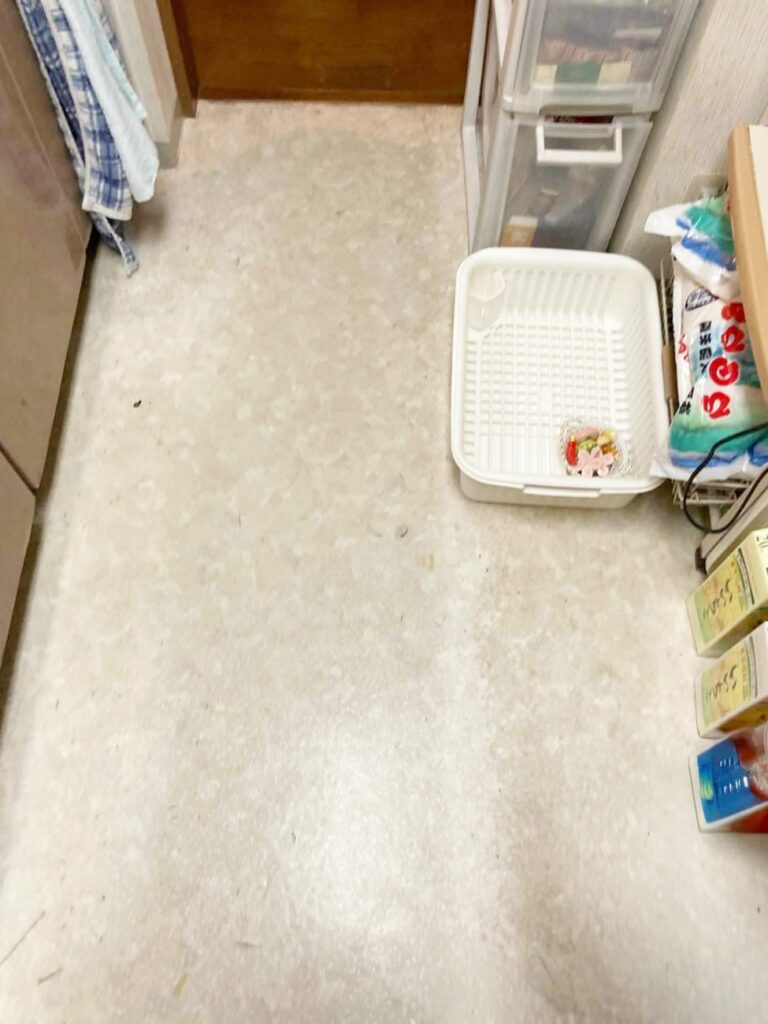 床は傷や汚れが目立ってしまっていました。